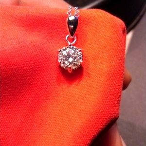 Moissanite 1carat diamond necklace.